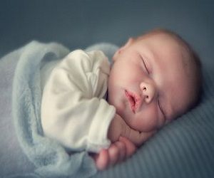 neonato che dorme nei sogni