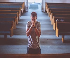 sognare-di-pregare-in-chiesa