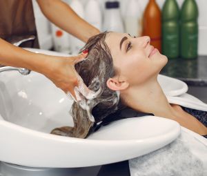 sognare che mi lavano i capelli